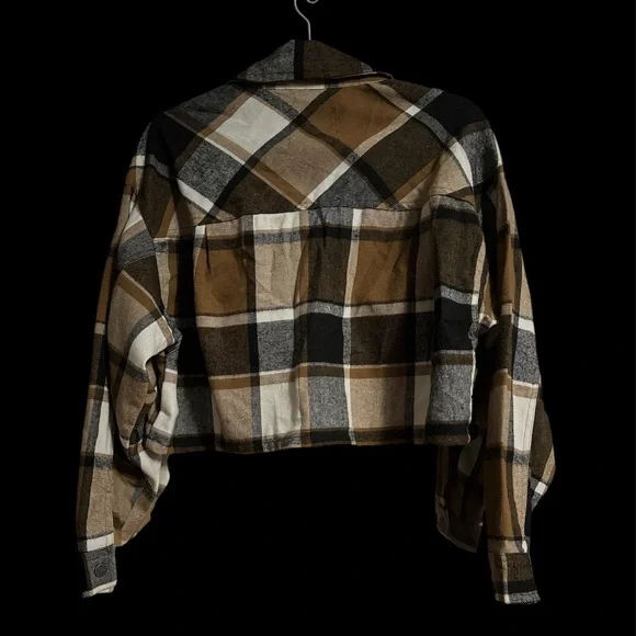 Ashley by 26 International Cropped Shacket - Picture 2 of 4